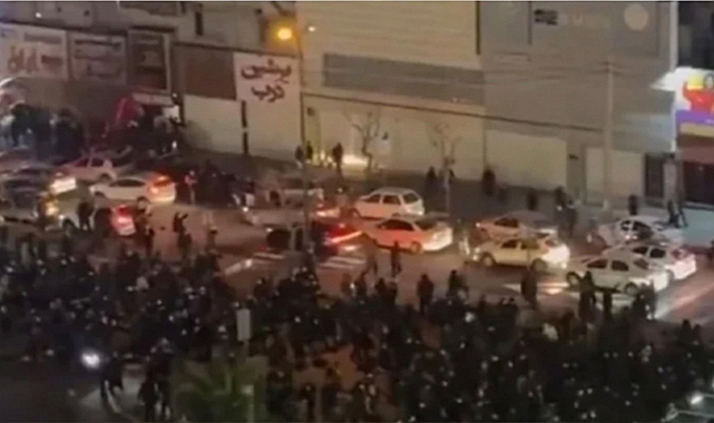 احتجاجات واسعة ضد النظام في إيران وانتشارها في مختلف أنحاء البلاد مع قطع كامل للإنترنت