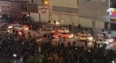 احتجاجات واسعة ضد النظام في إيران وانتشارها في مختلف أنحاء البلاد مع قطع كامل للإنترنت