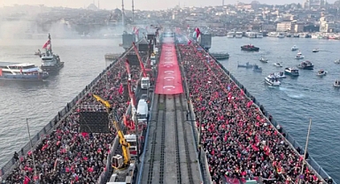 مئات الآلاف يشاركون في مسيرة داعمة لفلسطين في إسطنبول مع بداية العام الجديد